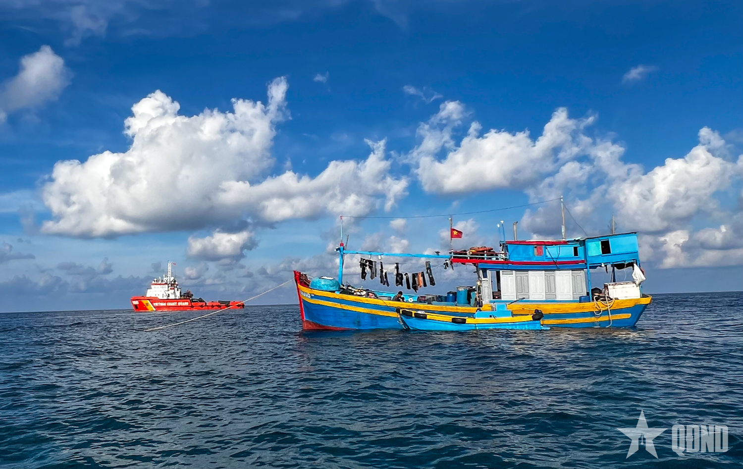 Tàu Cảnh sát biển của Hải đoàn 32 kịp thời hỗ trợ ngư dân trên vùng biển Trường Sa