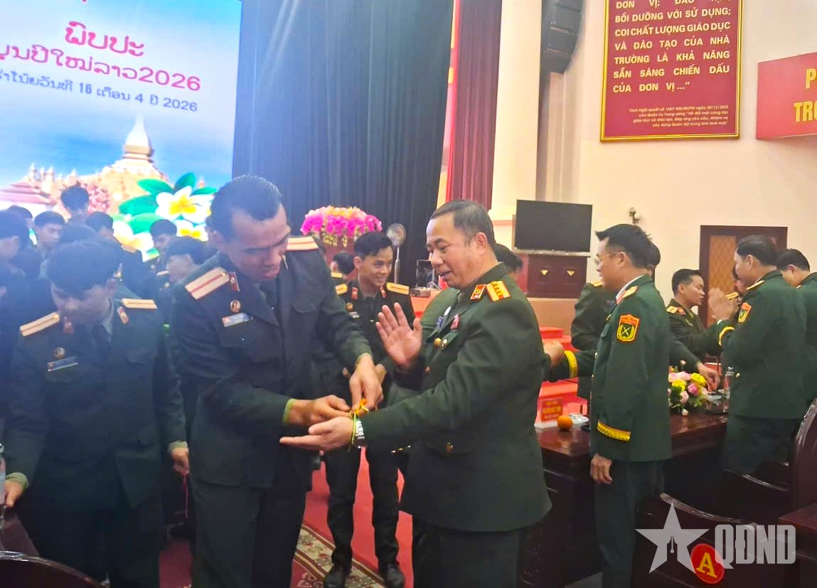 Trường Sĩ quan Lục quân 1 chúc mừng học viên Quân đội nhân dân Lào dịp Tết Bunpimay       