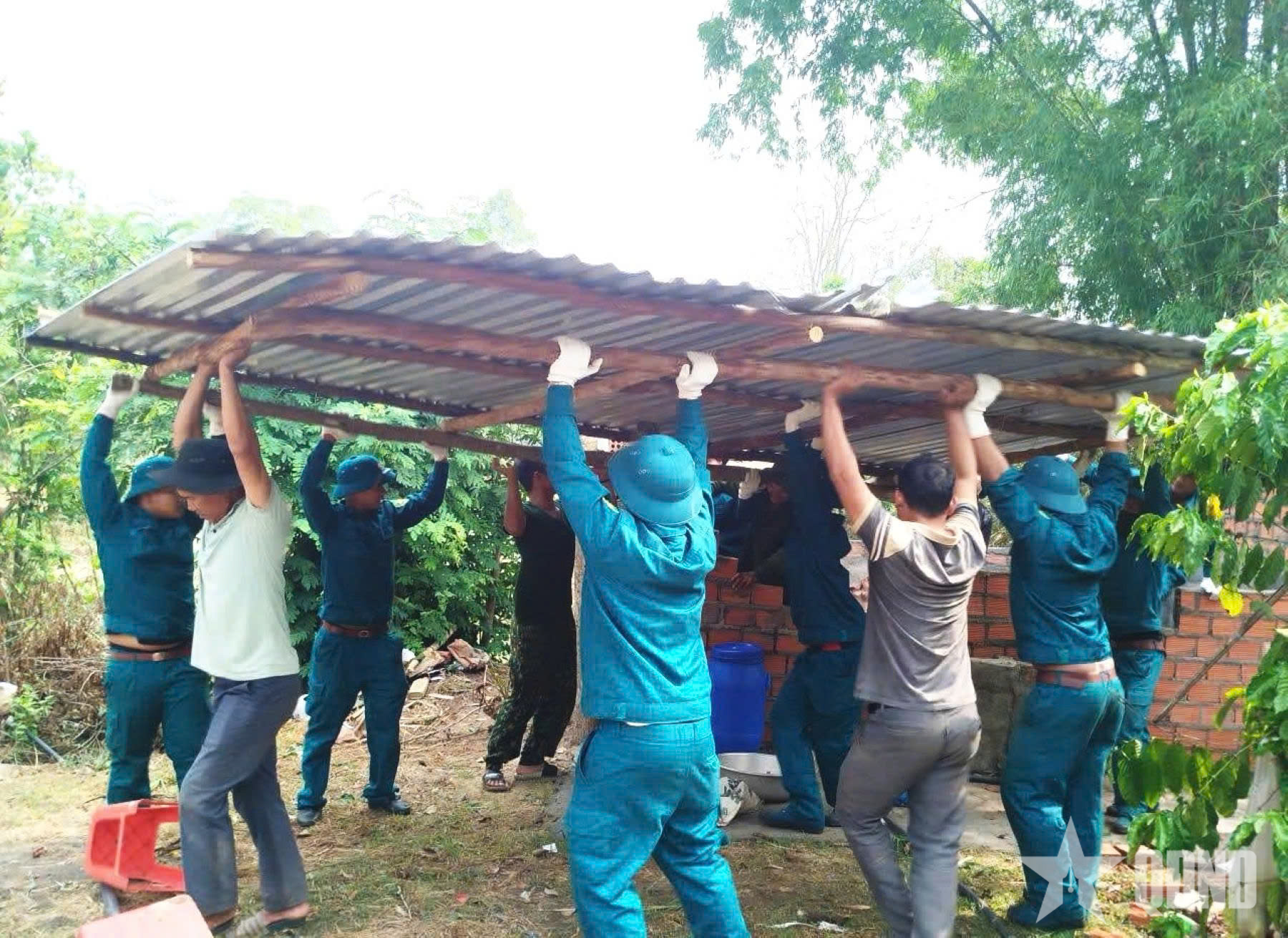 Đắk Lắk: Bộ đội, dân quân hỗ trợ người dân khắc phục hậu quả mưa đá và gió mạnh