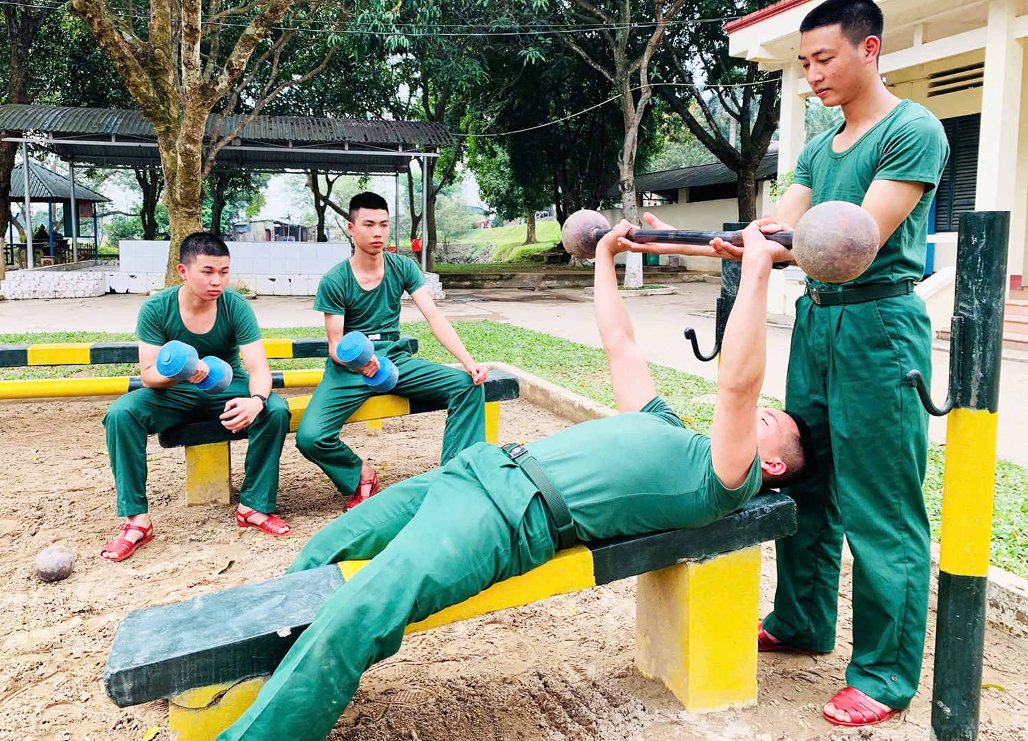 Chiến sĩ mới tích cực rèn thể lực