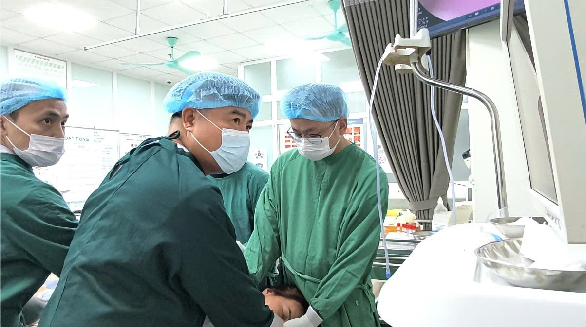 “Mở lại” thực quản hẹp khít 10 năm cho người phụ nữ chỉ sống bằng cháo loãng