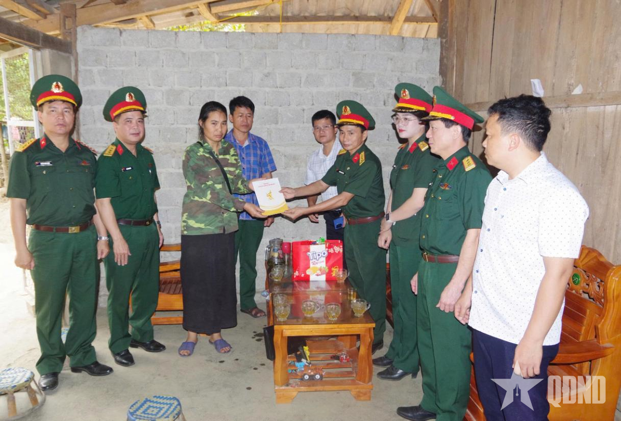 Bộ CHQS tỉnh Điện Biên thăm hỏi gia đình quân nhân dự bị gặp nạn khi chữa cháy rừng

