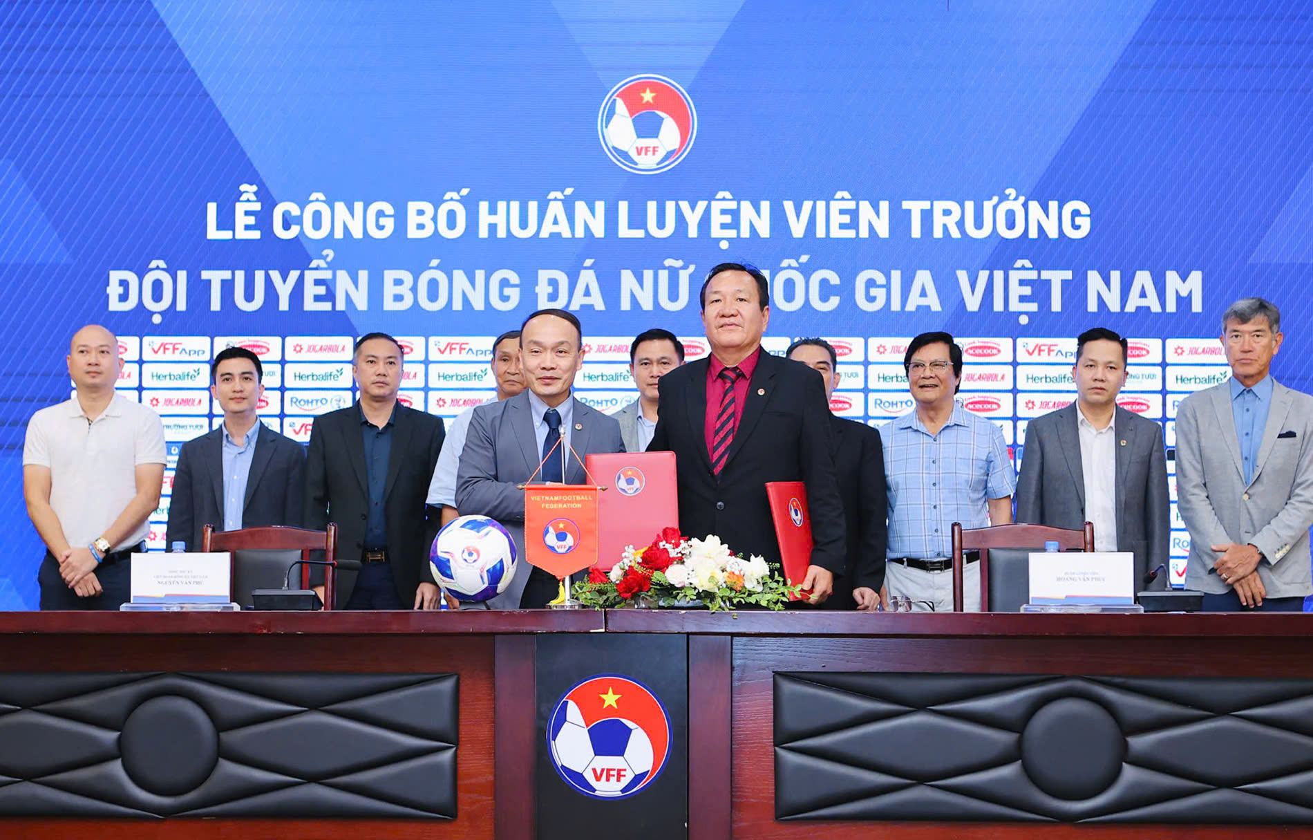 Ông Hoàng Văn Phúc là huấn luyện viên trưởng đội tuyển bóng đá nữ Việt Nam

