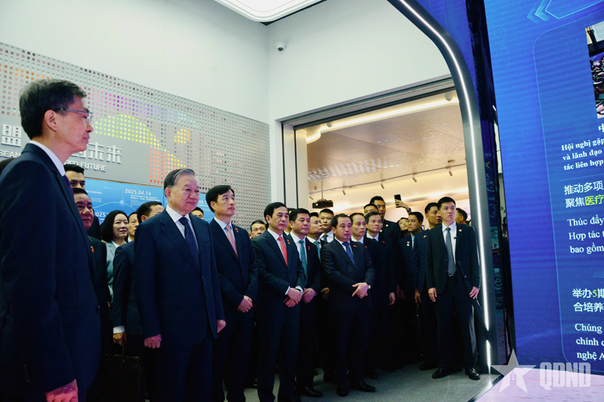 Tổng B&iacute; thư, Chủ tịch nước T&ocirc; L&acirc;m thăm Trung t&acirc;m Hợp t&aacute;c đổi mới tr&iacute; tuệ nh&acirc;n tạo Trung Quốc - ASEAN