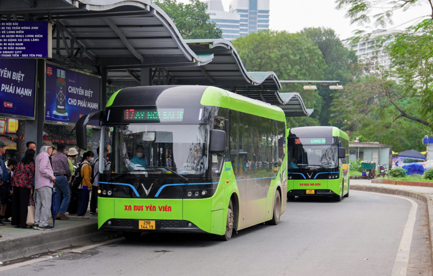 Từ ng&agrave;y 18-4, H&agrave; Nội đưa th&ecirc;m 53 xe bu&yacute;t điện v&agrave;o hoạt động