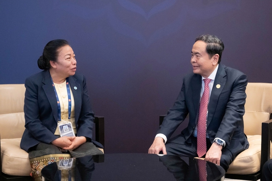 Chủ tịch Quốc hội Trần Thanh Mẫn gặp Ph&oacute; chủ tịch Quốc hội L&agrave;o Sounthone Xayachak