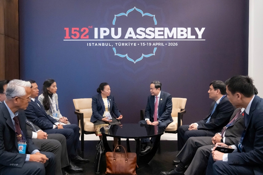 Chủ tịch Quốc hội Trần Thanh Mẫn gặp Ph&oacute; chủ tịch Quốc hội L&agrave;o Sounthone Xayachak