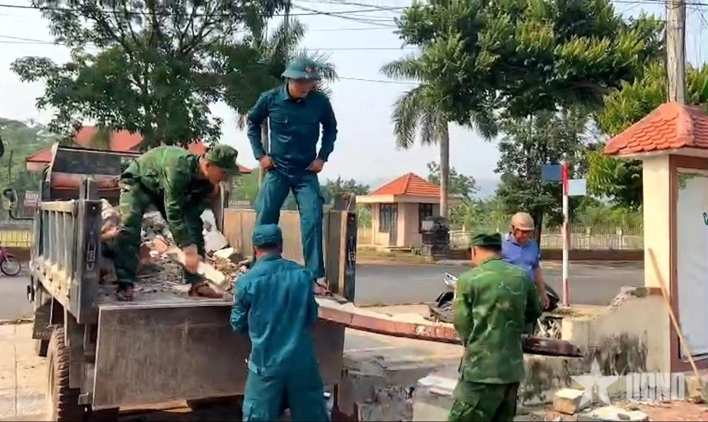 Khắc phục hậu quả lốc xoáy xảy tại xã Lao Bảo (tỉnh Quảng Trị)