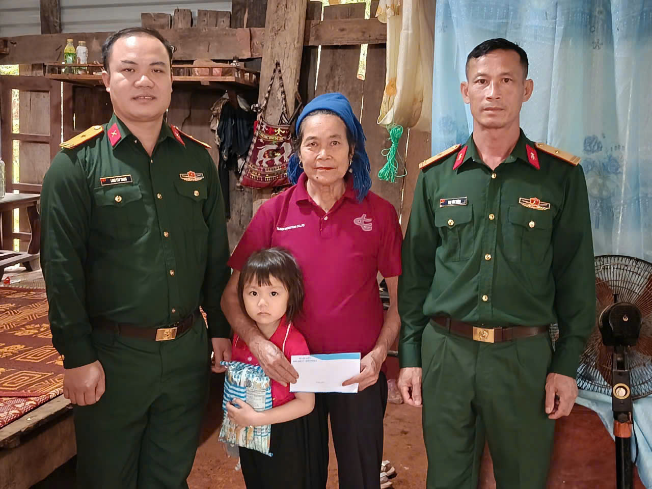 Chi bộ giúp đỡ hộ nghèo ở vùng biên