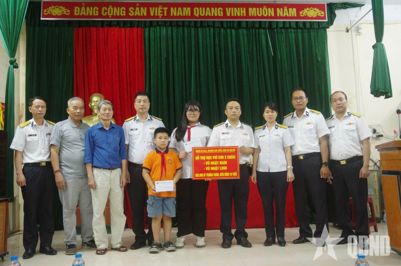 Đoàn Đo đạc, nghiên cứu biển, biên vẽ hải đồ trao sổ tiết kiệm tặng 2 cháu đỡ đầu
