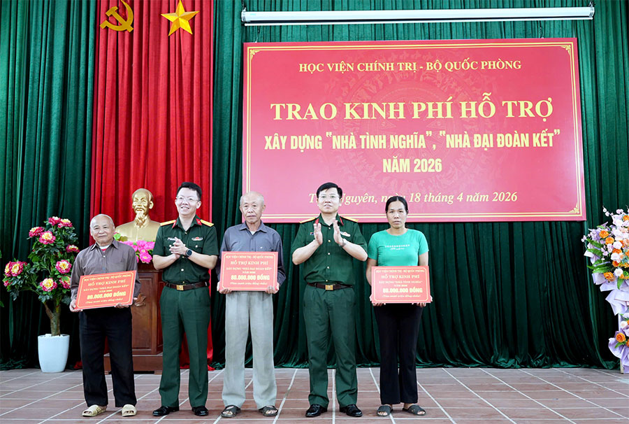 Học viện Chính trị trao tặng kinh phí hỗ trợ xây dựng “Nhà tình nghĩa”, “Nhà Đại đoàn kết” 