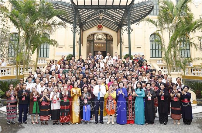 Tổng B&iacute; thư, Chủ tịch nước T&ocirc; L&acirc;m tiếp c&aacute;c gi&agrave; l&agrave;ng, trưởng bản, nghệ nh&acirc;n, người c&oacute; uy t&iacute;n ti&ecirc;u biểu to&agrave;n quốc