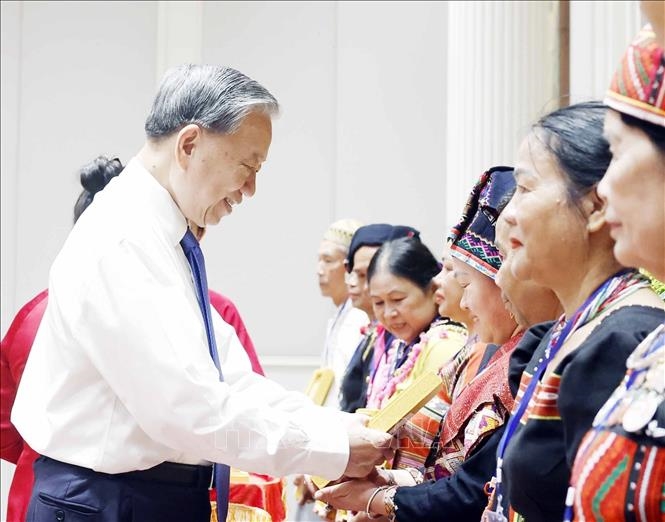 Tổng B&iacute; thư, Chủ tịch nước T&ocirc; L&acirc;m tiếp c&aacute;c gi&agrave; l&agrave;ng, trưởng bản, nghệ nh&acirc;n, người c&oacute; uy t&iacute;n ti&ecirc;u biểu to&agrave;n quốc