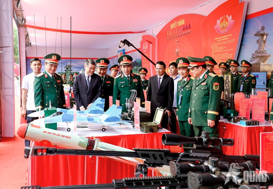 Thủ tướng L&ecirc; Minh Hưng: LLVT Qu&acirc;n khu 4 ph&aacute;t huy truyền thống anh h&ugrave;ng, ho&agrave;n th&agrave;nh xuất sắc mọi nhiệm vụ được giao, tiếp tục viết n&ecirc;n những trang sử h&agrave;o h&ugrave;ng