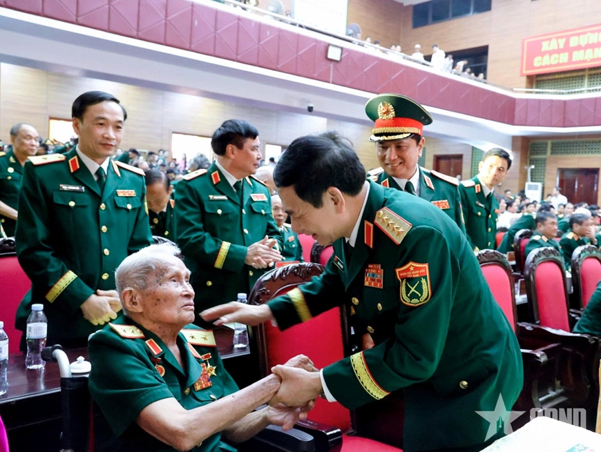 Thủ tướng L&ecirc; Minh Hưng: LLVT Qu&acirc;n khu 4 ph&aacute;t huy truyền thống anh h&ugrave;ng, ho&agrave;n th&agrave;nh xuất sắc mọi nhiệm vụ được giao, tiếp tục viết n&ecirc;n những trang sử h&agrave;o h&ugrave;ng