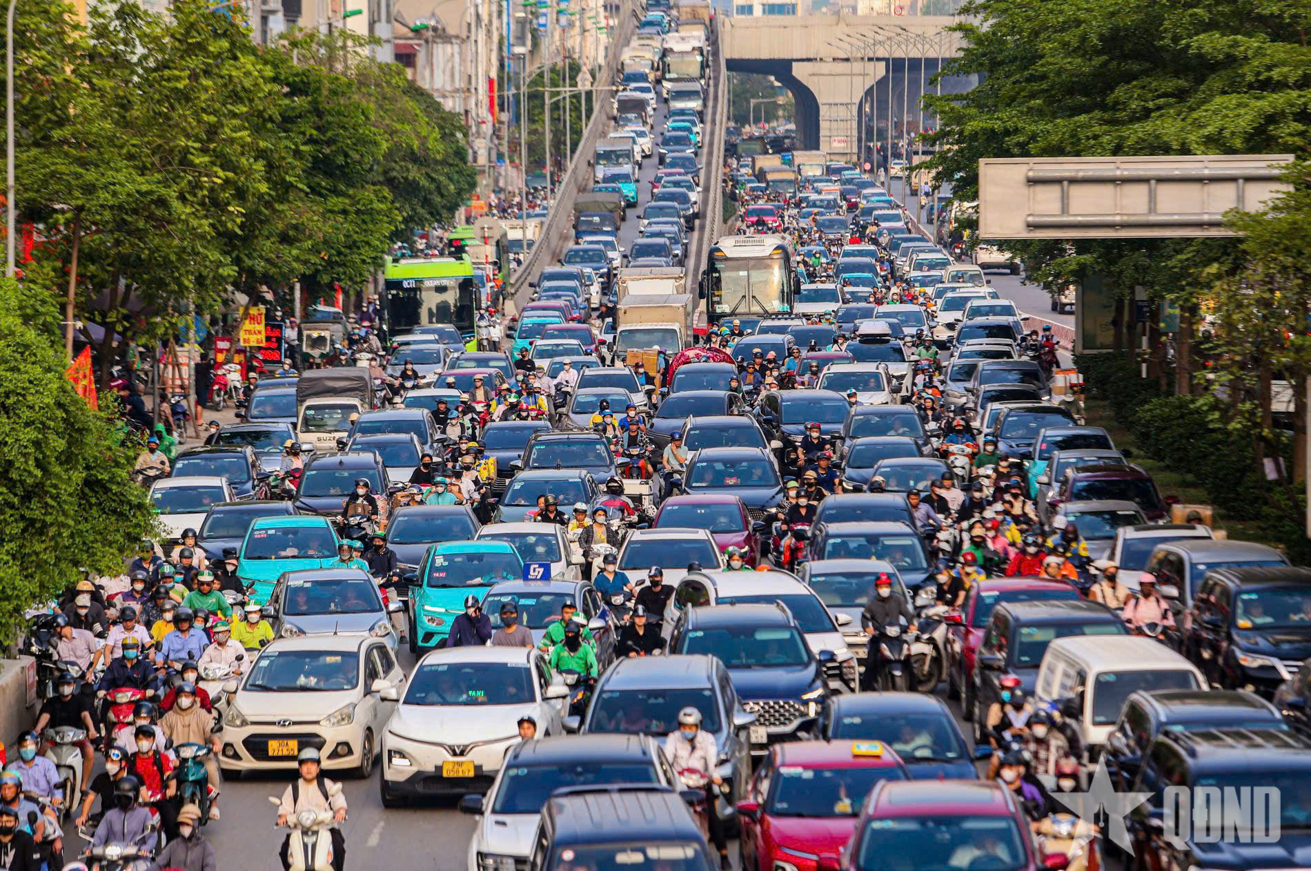 An toàn giao thông: Thực hiện đồng bộ, quyết liệt giải pháp hạn chế ùn tắc giao thông