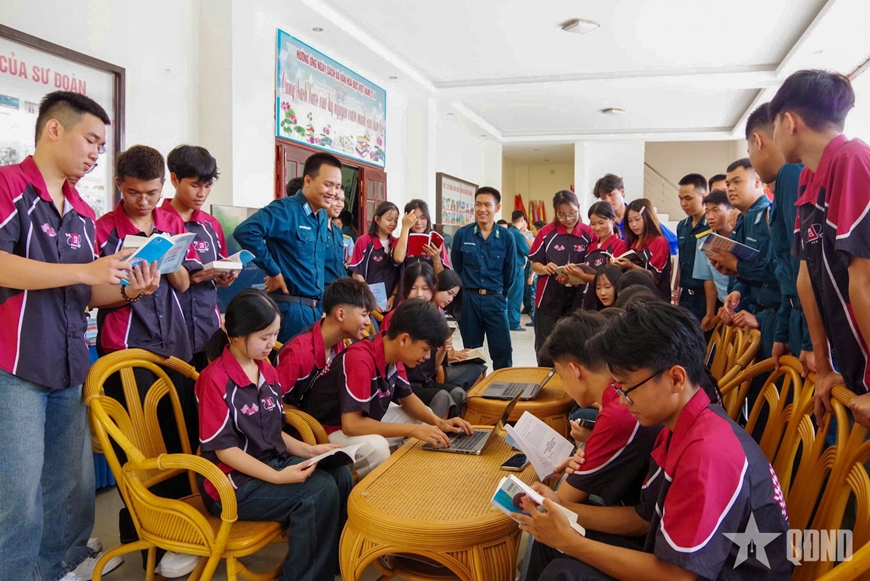 Không gian văn hóa sách và người chiến sĩ canh trời