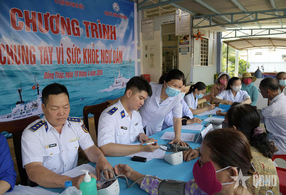 Vùng Cảnh sát biển 3 đồng hành với ngư dân Đồng Tháp