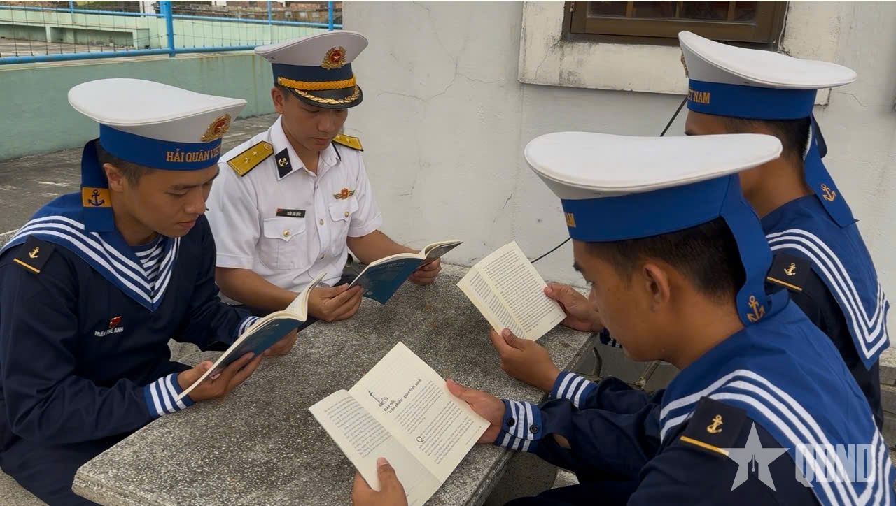 Lữ đoàn Công binh 83 Hải quân duy trì tủ sách, góc đọc tại phòng ở, trên công trường