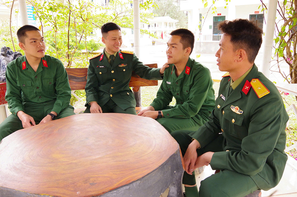 Anh em song sinh chung bước quân hành