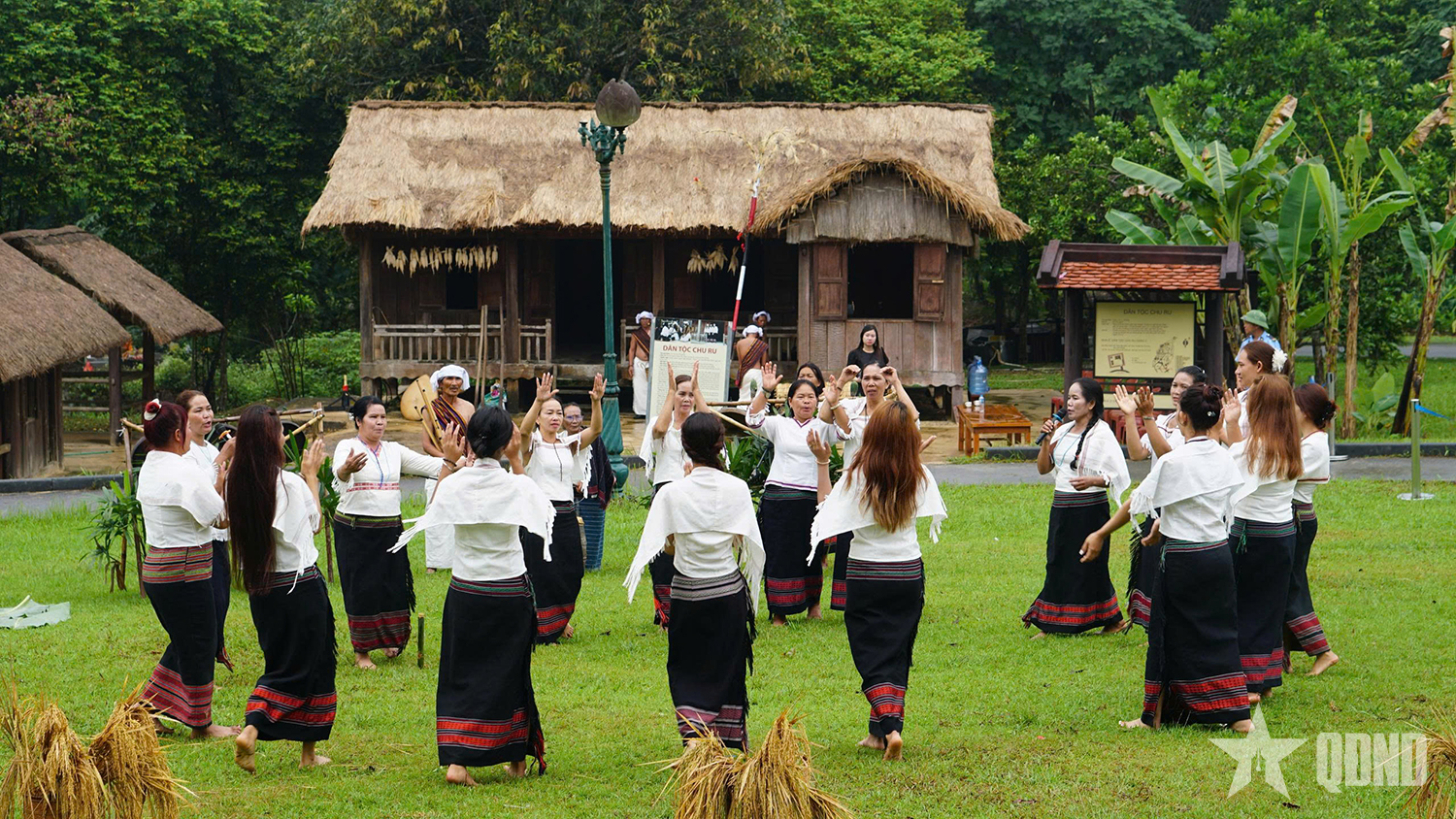 Tái hiện lễ cúng mừng lúa mới của đồng bào Chu Ru

