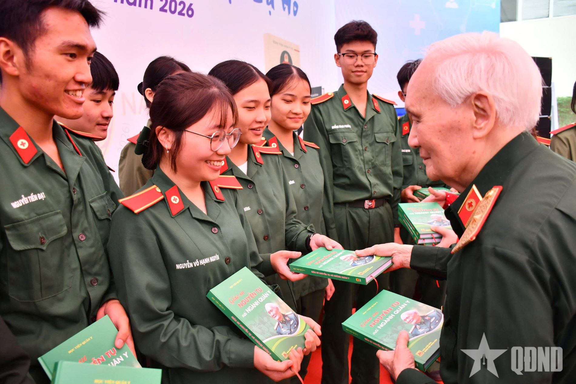 Cuốn sách kết tinh những kiến thức, kinh nghiệm phong phú về ngành Quân y