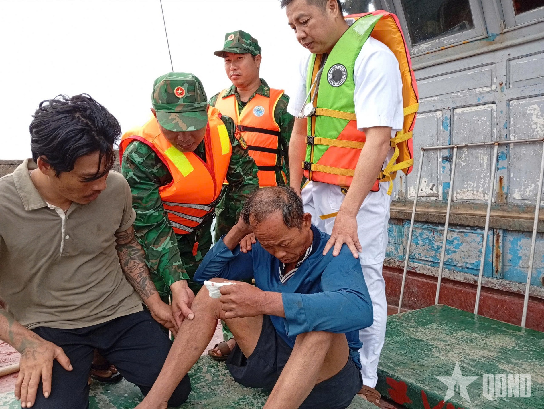 Kịp thời cứu nạn ngư dân bị chấn thương nặng trên vùng biển Bạch Long Vĩ