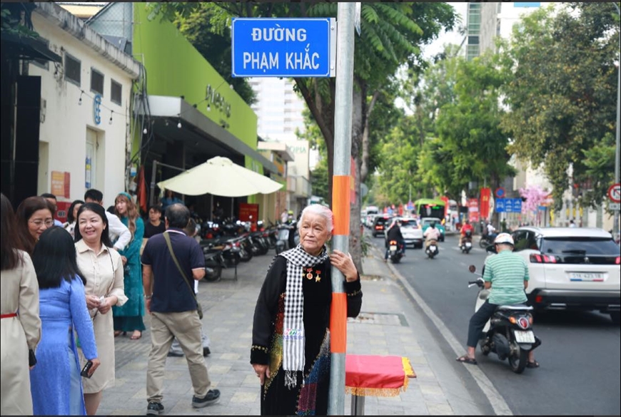 Nét vẽ tháng Tư của người họa sĩ anh hùng