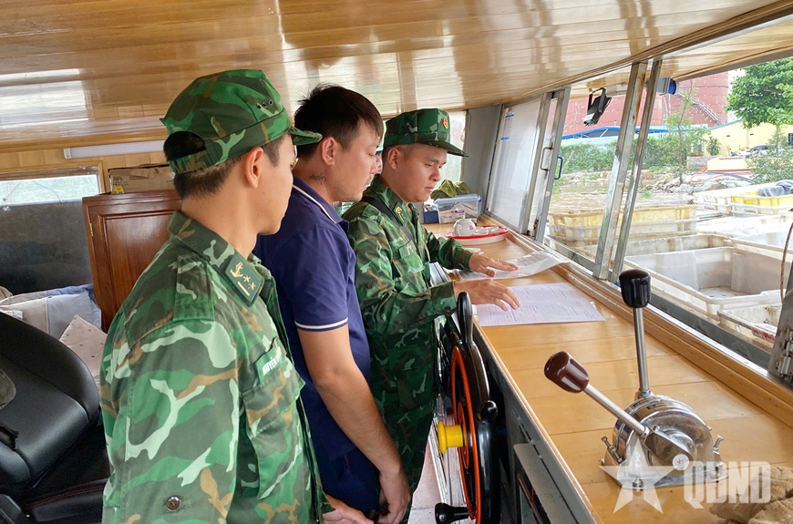 Hải đo&agrave;n Bi&ecirc;n ph&ograve;ng 38: Ph&aacute;t hiện vụ vận chuyển tr&aacute;i ph&eacute;p 10.000 l&iacute;t dầu DO