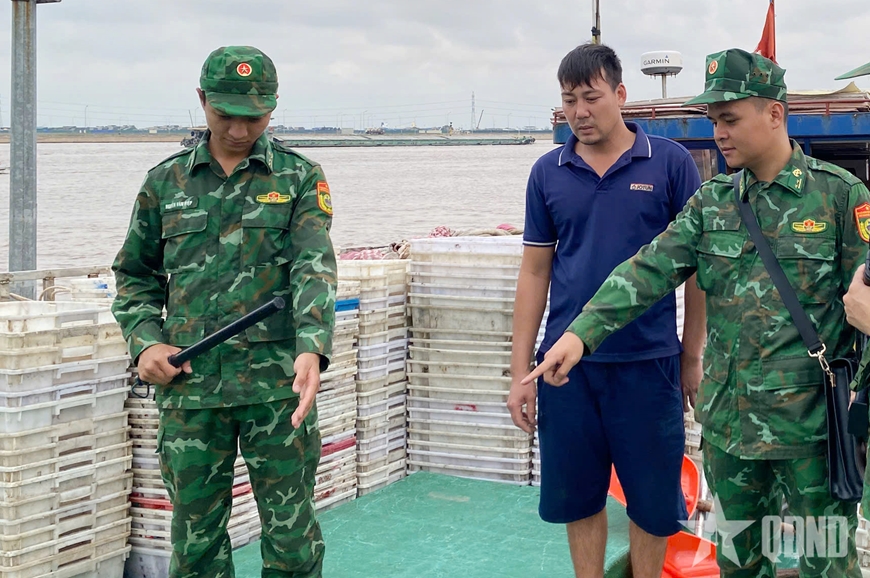 Hải đo&agrave;n Bi&ecirc;n ph&ograve;ng 38: Ph&aacute;t hiện vụ vận chuyển tr&aacute;i ph&eacute;p 10.000 l&iacute;t dầu DO
