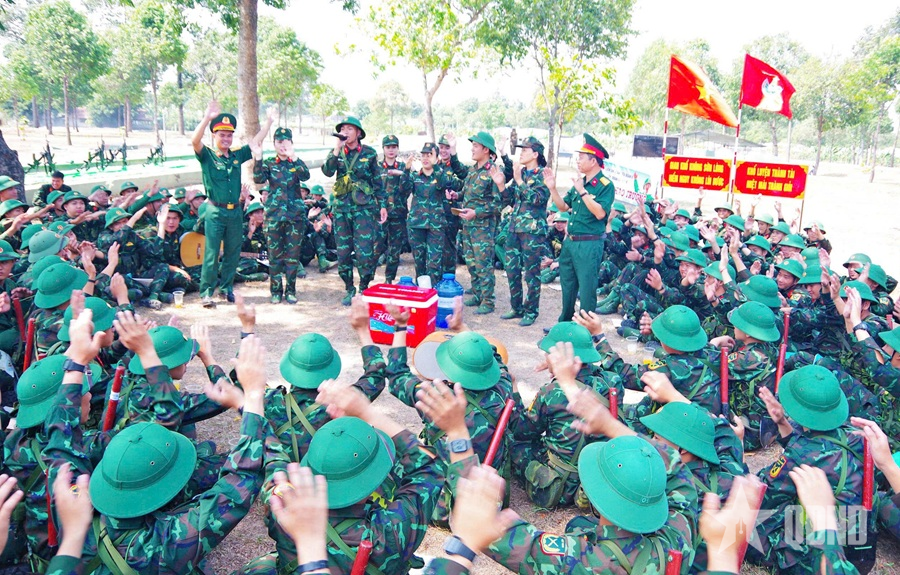 Ly nước thao trường