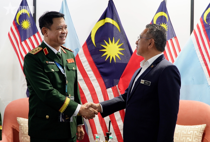 Gallery - 	Việt Nam tham dự Triển lãm Quốc phòng châu Á tại Malaysia