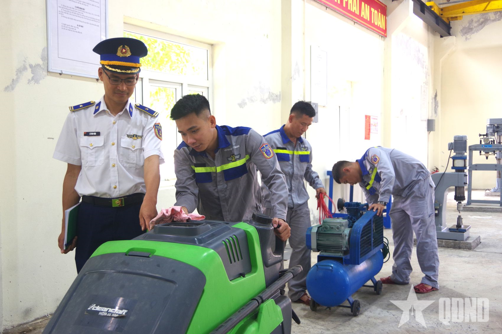 Cán bộ kỹ thuật tận tụy, trách nhiệm