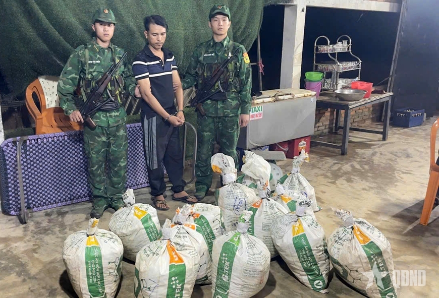 Quảng Ng&atilde;i: Bắt giữ đối tượng vận chuyển tr&aacute;i ph&eacute;p thuốc nổ