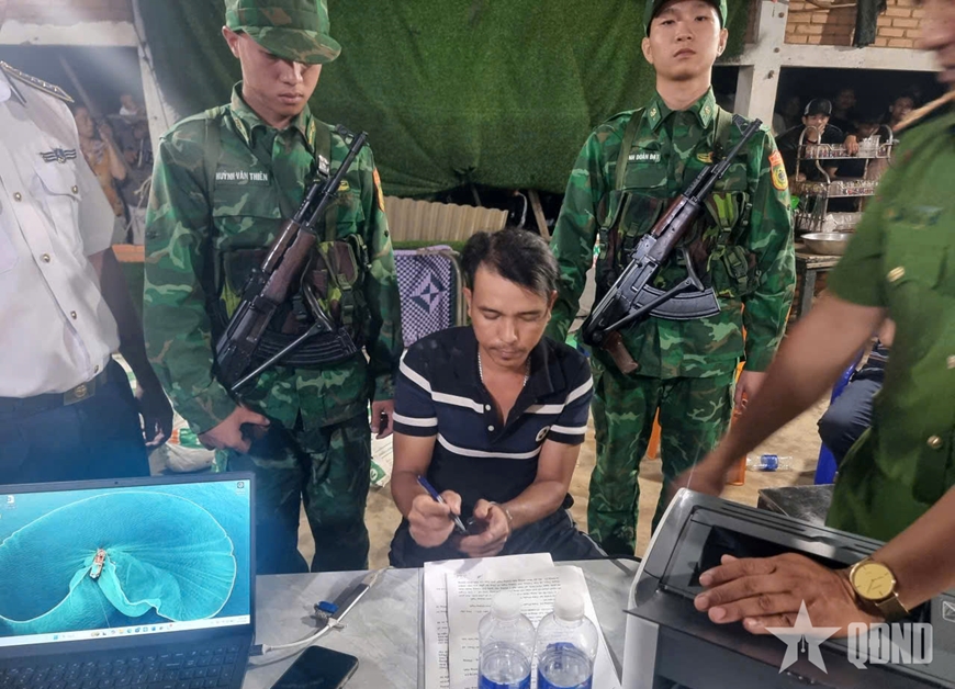 Quảng Ng&atilde;i: Bắt giữ đối tượng vận chuyển tr&aacute;i ph&eacute;p thuốc nổ