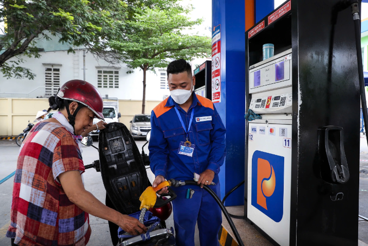 Từ chiều nay (21-4), giá xăng dầu đồng loạt giảm, dầu diesel giảm hơn 3.000 đồng/lít