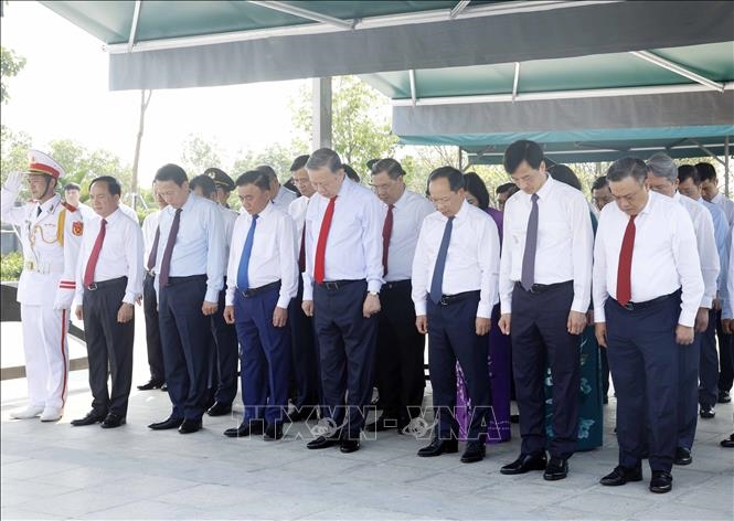 Tổng B&iacute; thư, Chủ tịch nước T&ocirc; L&acirc;m d&acirc;ng hương tưởng niệm Tổng B&iacute; thư H&agrave; Huy Tập tại H&agrave; Tĩnh