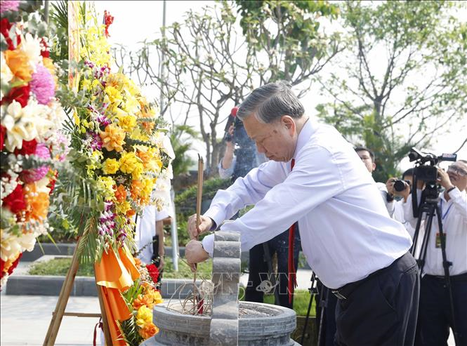 Tổng Bí thư, Chủ tịch nước Tô Lâm dâng hương tưởng niệm Tổng Bí thư Hà Huy Tập tại Hà Tĩnh