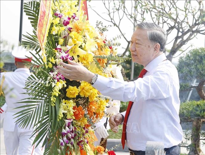 Tổng B&iacute; thư, Chủ tịch nước T&ocirc; L&acirc;m d&acirc;ng hương tưởng niệm Tổng B&iacute; thư H&agrave; Huy Tập tại H&agrave; Tĩnh