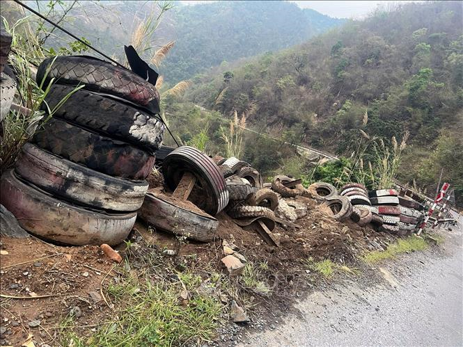 Xe tải mất lái lao xuống vực
