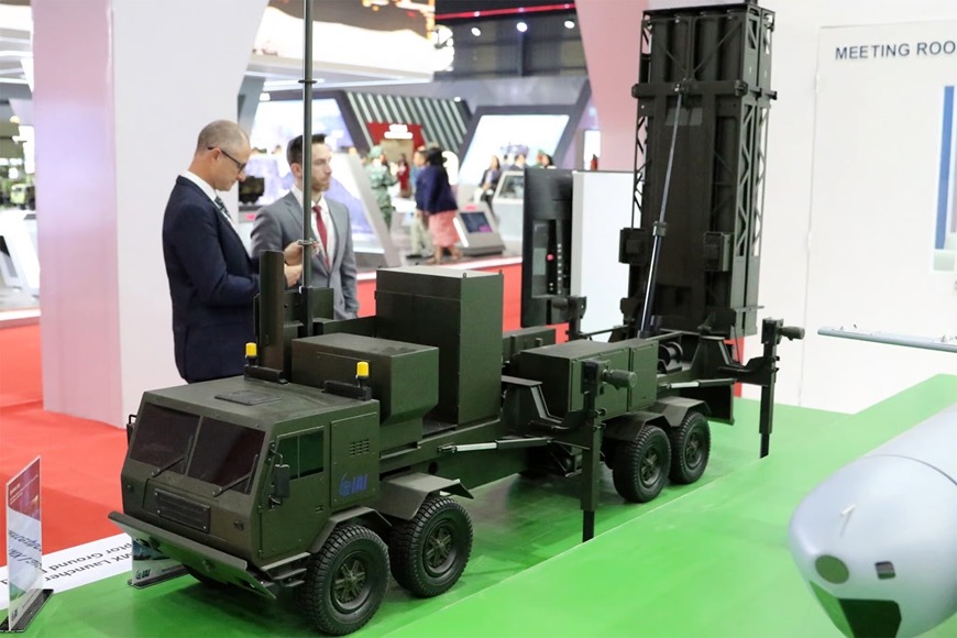 Qu&acirc;n sự thế giới h&ocirc;m nay (22-4): Mỹ lần đầu bắn vũ kh&iacute; laser từ t&agrave;u s&acirc;n bay