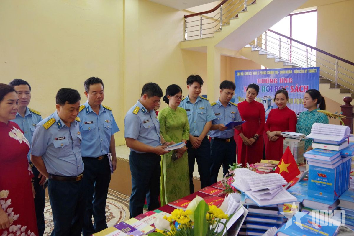 Lan tỏa văn hóa đọc trong bộ đội Phòng không - Không quân