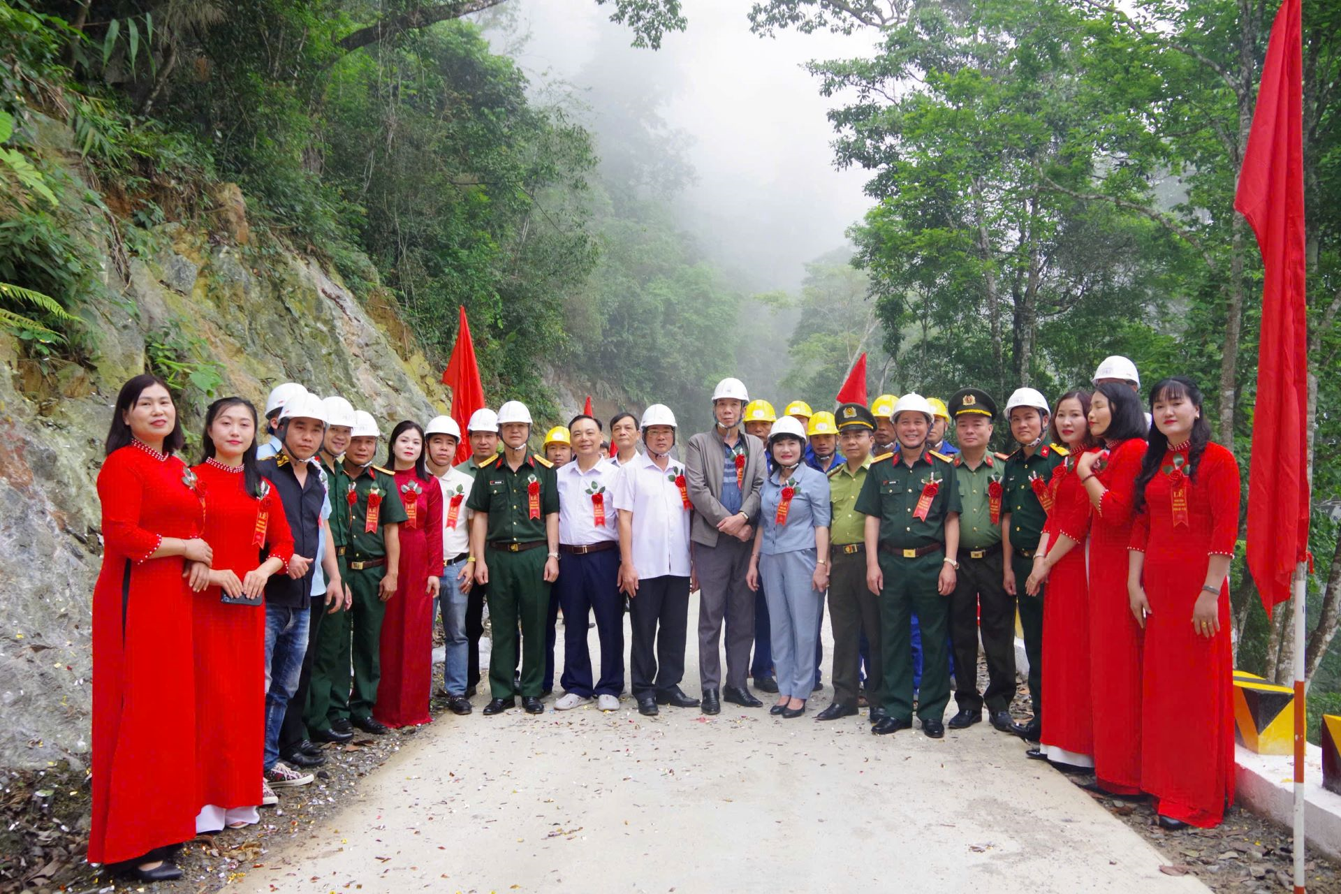 Đoàn Kinh tế-Quốc phòng 313 (Quân khu 2): Khánh thành, bàn giao tuyến đường liên thôn cho địa phương

