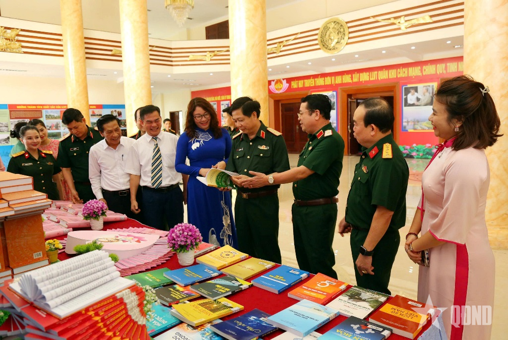 Quân khu 4 và Trường Đại học Vinh mít tinh Ngày Sách và văn hóa đọc Việt Nam