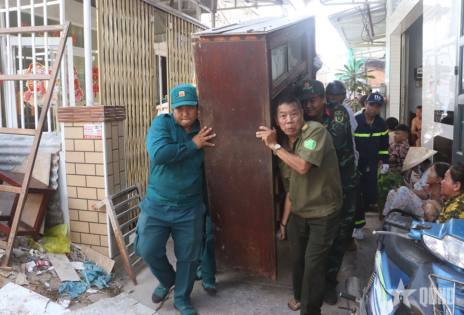 Cà Mau: Cán bộ, chiến sĩ tích cực hỗ trợ người dân sau sự cố sạt lở trong đêm