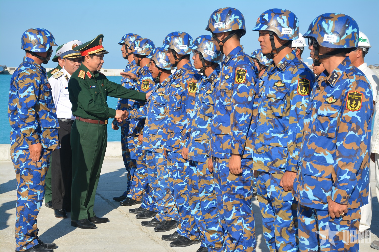 Đoàn công tác Tổng cục Chính trị thăm, kiểm tra tại Đặc khu Trường Sa, Nhà giàn DK1