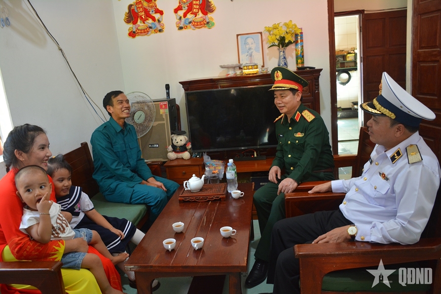 Gallery - 	Đoàn công tác Tổng cục Chính trị thăm, kiểm tra tại Đặc khu Trường Sa