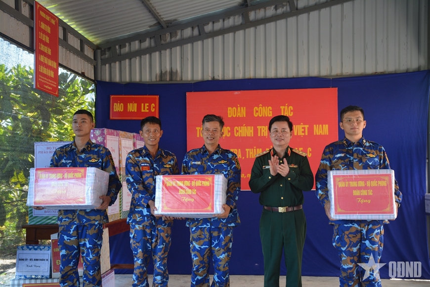 Gallery - 	Đoàn công tác Tổng cục Chính trị thăm, kiểm tra tại Đặc khu Trường Sa