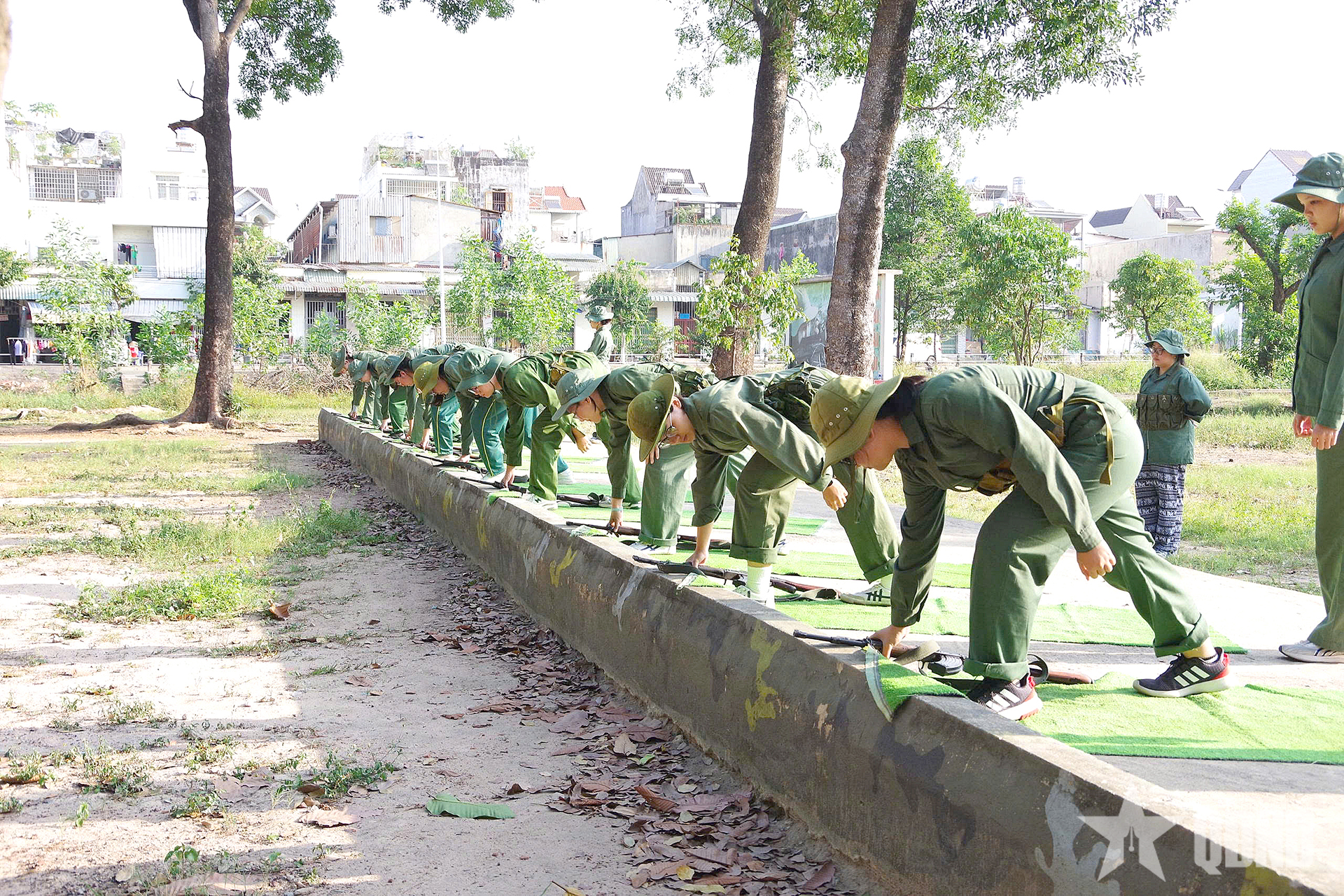 Sinh viên rèn ý chí, luyện kỹ năng trên thao trường