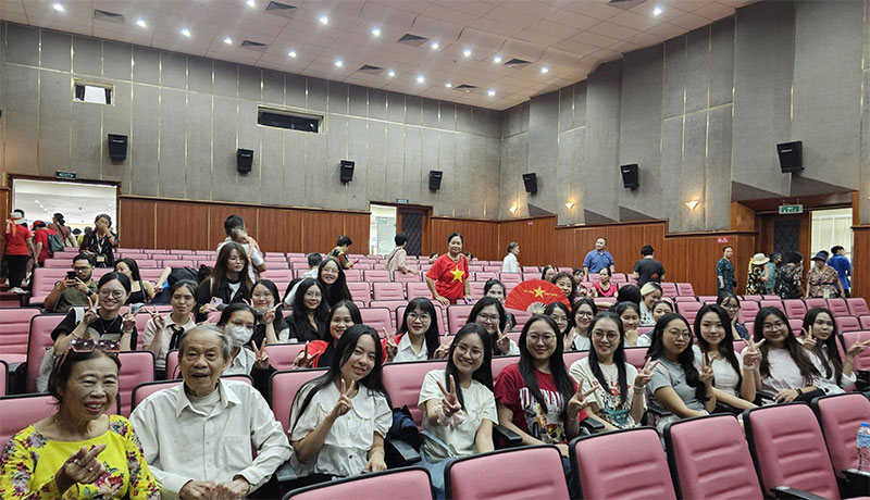 Chiếu phim kỷ niệm 51 năm Ngày giải phóng miền Nam, thống nhất đất nước